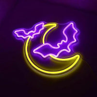 Letreros de neón con forma de murciélago y Luna.